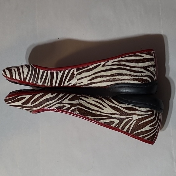 Women's Enzo Angiolini Cow Hide Flats - Picture 4 of 10